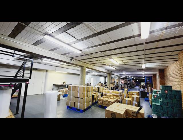 2,221M² SHOWROOM TO LET IN NORTH RIDING